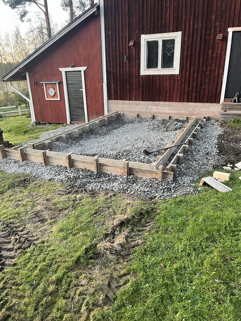 Kasvihuone projekti etenee. Valumuotti odottaa betonia.